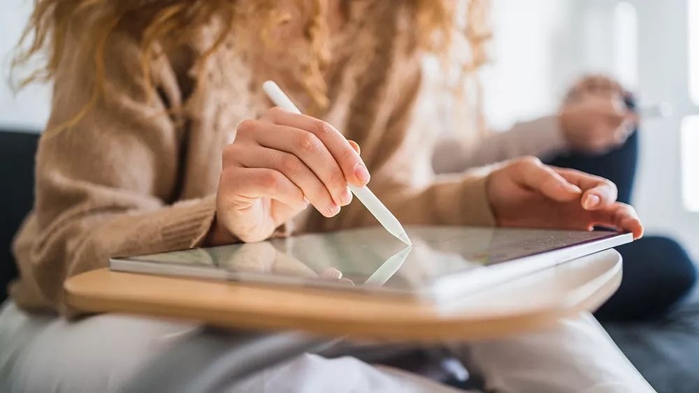 Student learning beauty techniques online